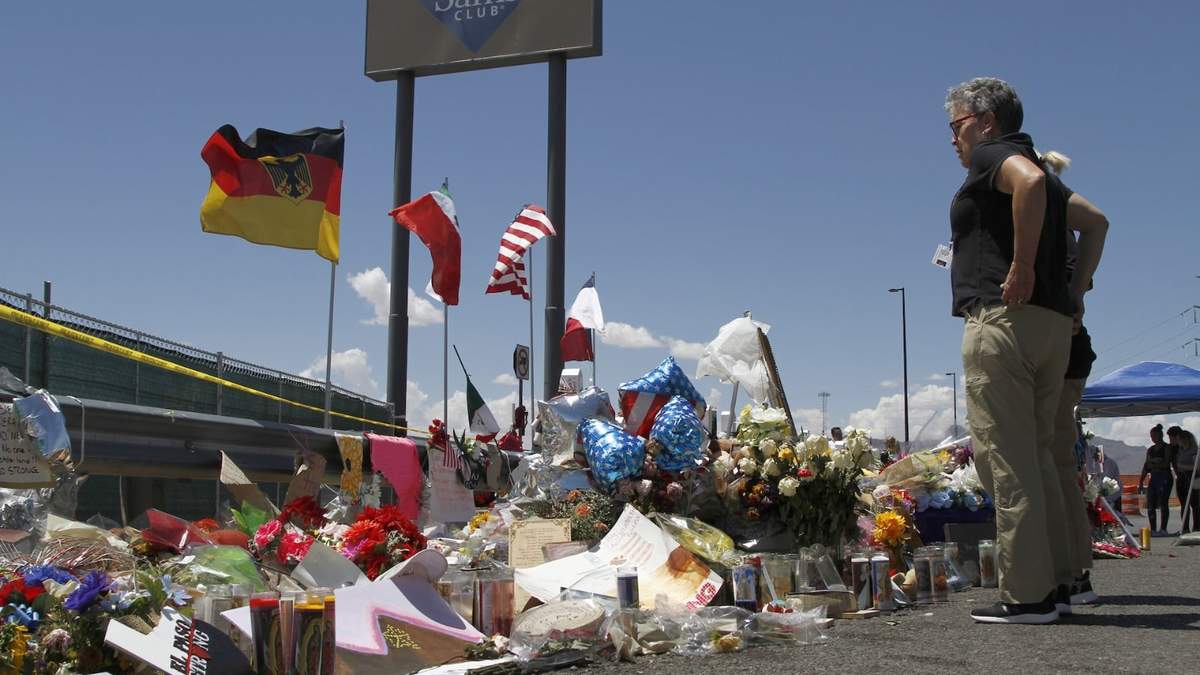 Dolientes visitan un altar improvisado, el 12 de agosto de 2019, cerca de un Walmart en El Paso, Texas