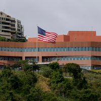 Salen de Venezuela familiares de diplomáticos de EU; Guaidó teme que lo apresen