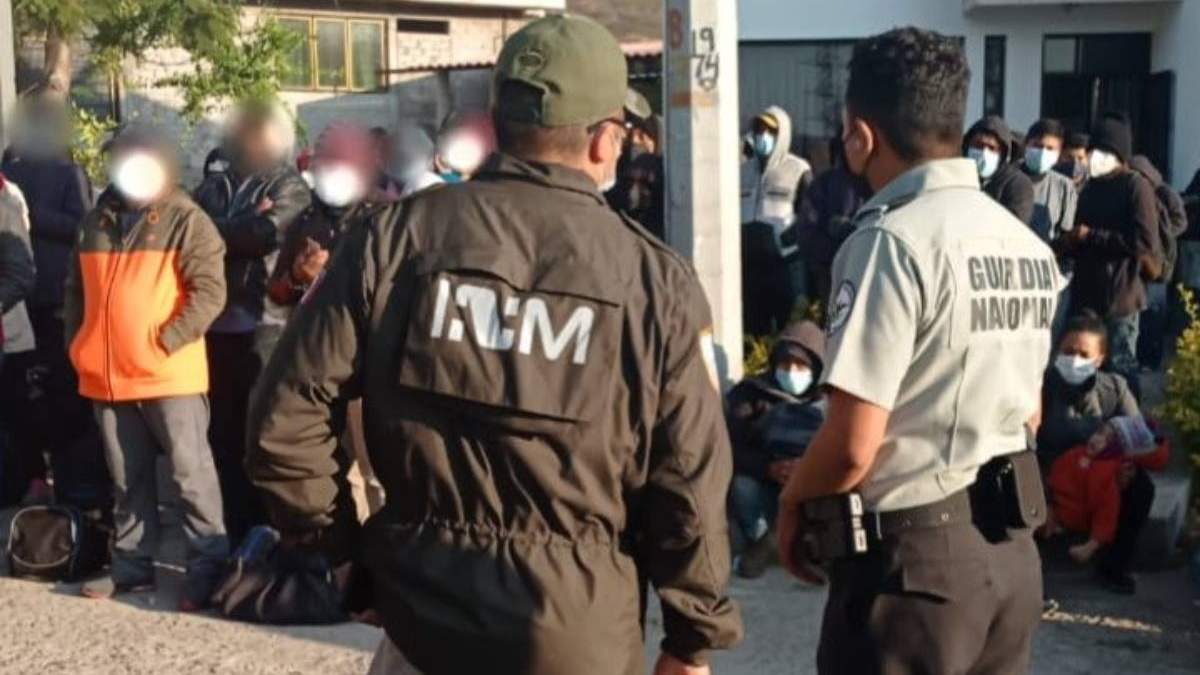 Un agente del INM
