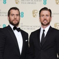 "¡Oh, Dios!" Henry Cavill y Chris Evans juntan su imponente belleza en esta foto ¡Mirá!
