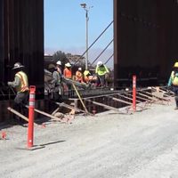 Constructores del muro hablan español en un video publicado por la Casa Blanca
