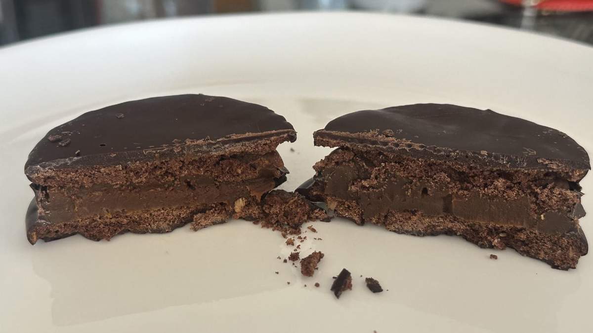 Alfajor de chocolate proteico. Fuente: (Instagram)