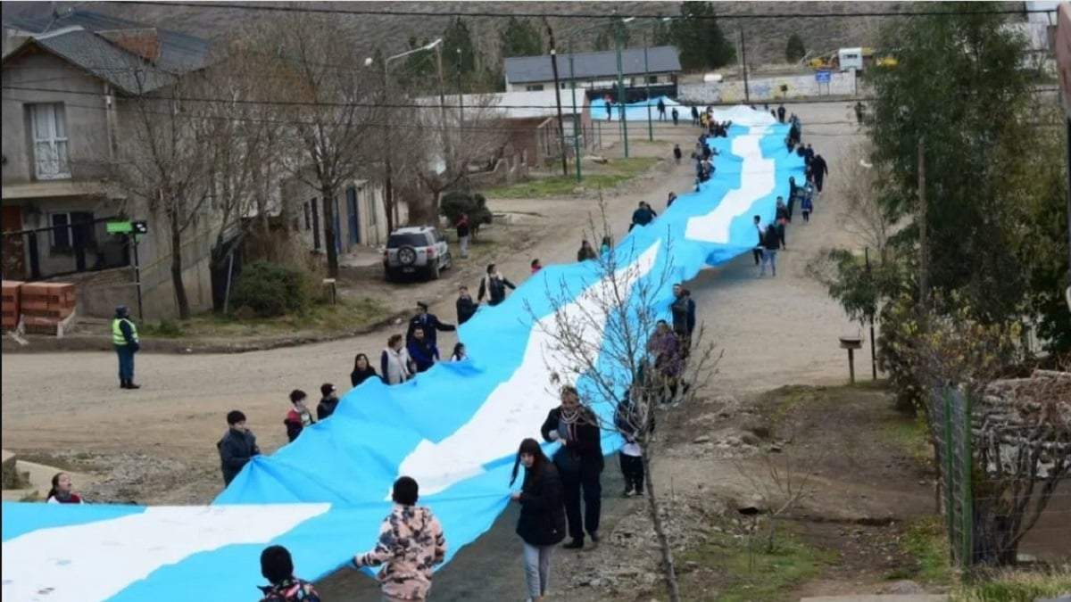 Los vecinos extendieron la bandera por las calles de Andacollo hasta alcanzar el puente sobre el río Neuquén. Fuente: (Facebook)