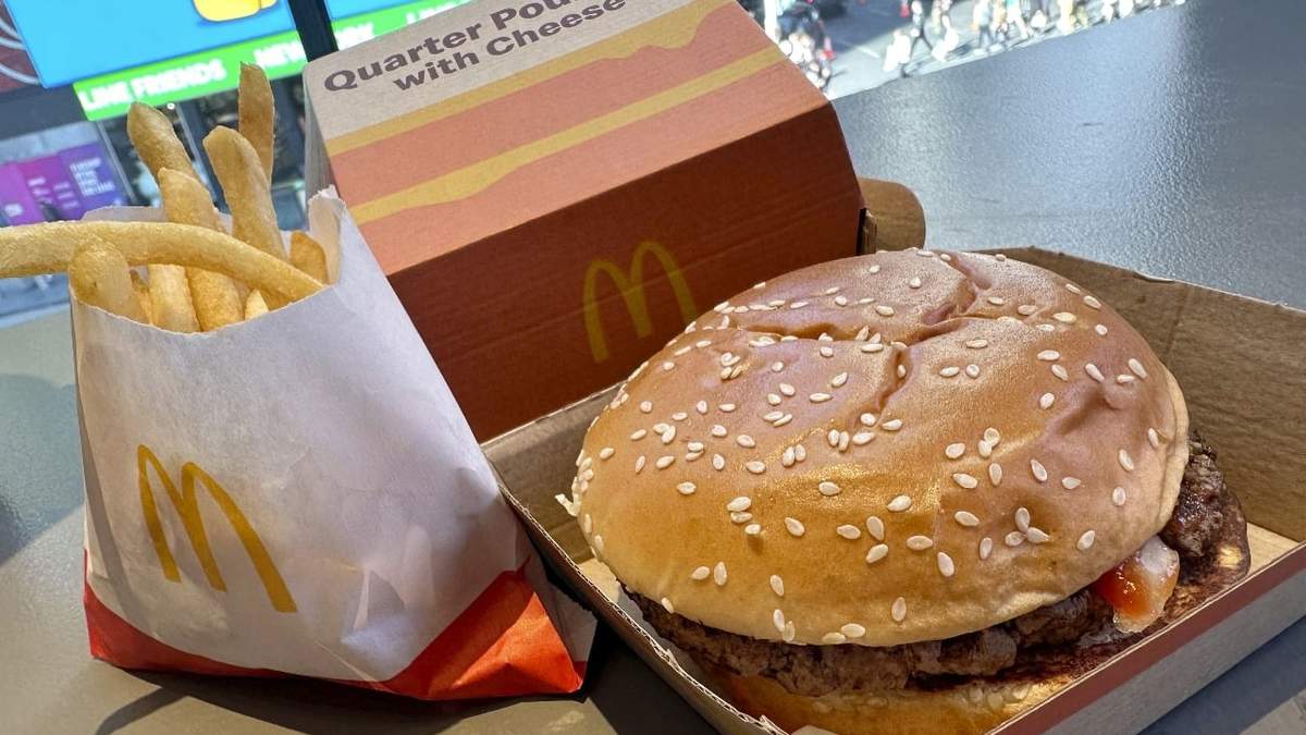 Esta fotografía muestra una hamburguesa cuarto de libra de McDonald's y papas fritas