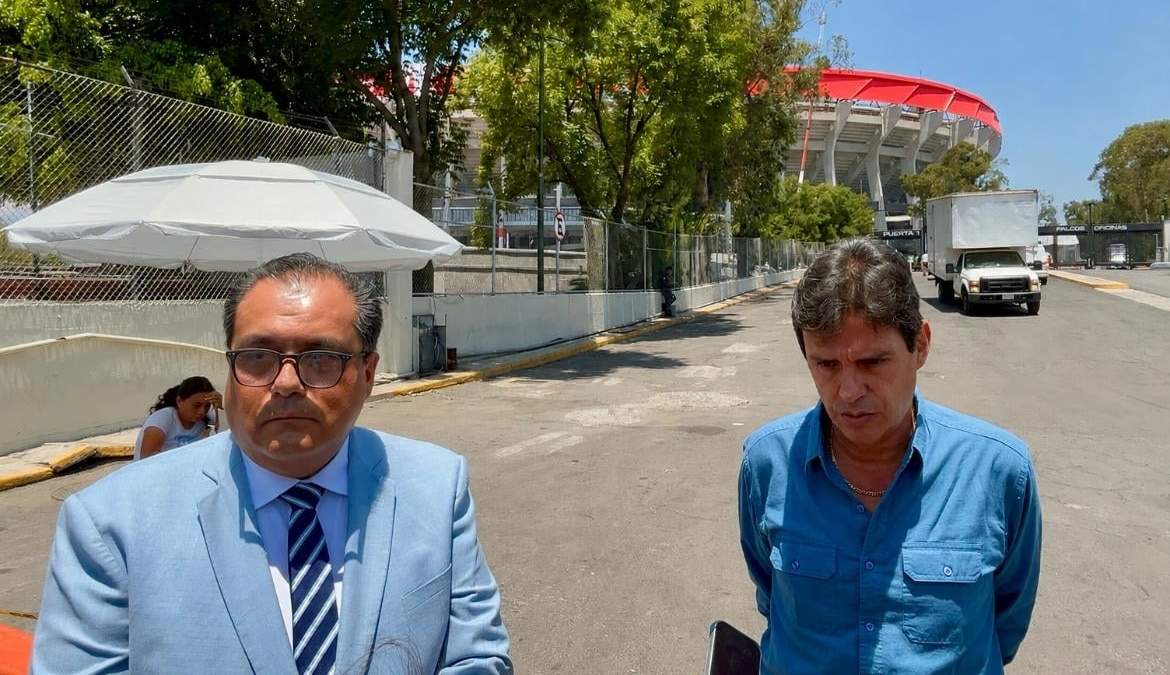 Roberto Ruano Ortega, secretario general de la Asociación Mexicana de Titulares de Palcos y Plateas y el abogado Balfré Morales Martínez
