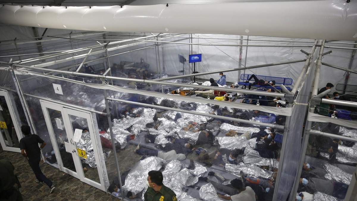 Menores encerrados en el centro de detención del Departamento de Seguridad Nacional de Donna, Texas, en 2021