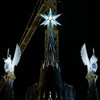 Se iluminan dos nuevas torres de la Sagrada Familia de Barcelona