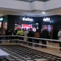 Sujeto asesina a su expareja y luego se autolesiona en un centro comercial a plena luz del día
