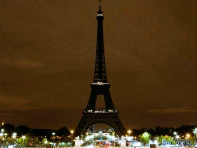 La Torre Eiffel se apaga por la crisis: París dejará de iluminar sus monumentos por la noche