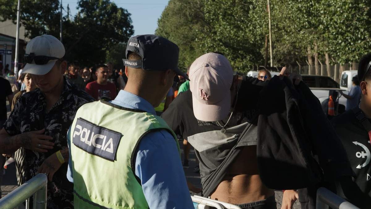 Operativo de seguiridad sobre el ingreso al predio de la Fiesta de la Confluencia. Fuente: (Emiliano Ortiz)