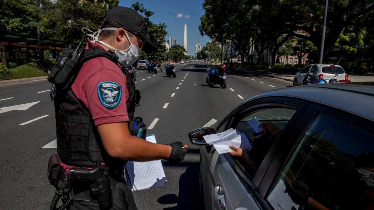 Oficial de la Policía de la Ciudad de Buenos Aires en uno de los controles de tránsito. Fuente: (Twitter)