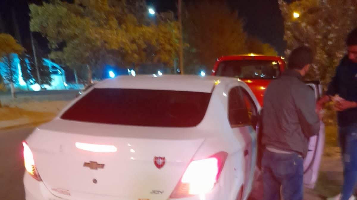 Un vehículo particular que presta servicios como Uber fue “cazado” por el grupo de taxistas neuquinos. Fuente: (Facebook)