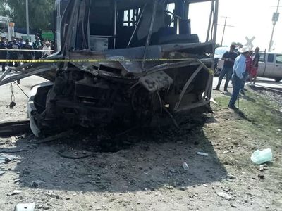 Tren embiste autobús de pasajeros y deja nueve heridos en San Juan del Río, Querétaro
