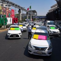 Uber y Didi fuera del aeropuerto: tregua federal con taxistas para evitar bloqueos ante el Mundial