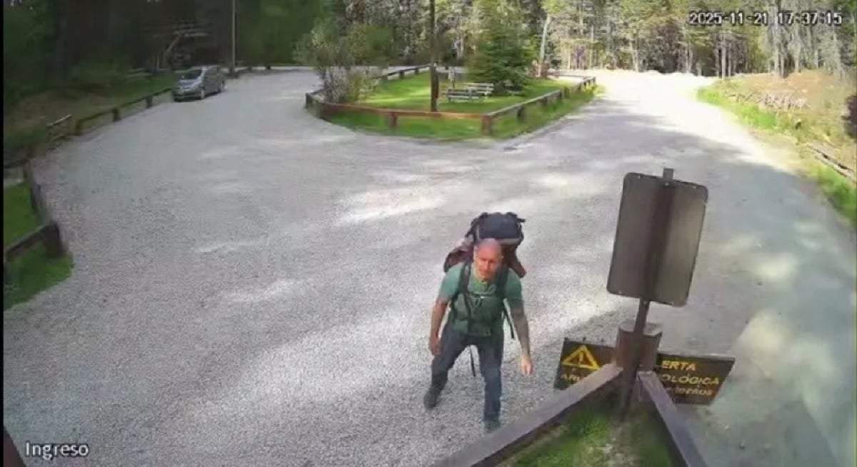 Imagen de Lucas Álvarez captada por una cámara de seguridad en el acceso al Parque Nacional Nahuel Huapi. Fuente (MPFRN)