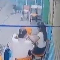 Mujer contraataca a su agresor y lo noquea (Video)