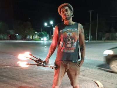 Rincón de los Sauces: un artista callejero resultó herido tras un error con fuego
