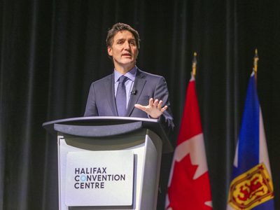 Trudeau amaga con responder a “aranceles injustos”; Trump lo llama “gobernador”