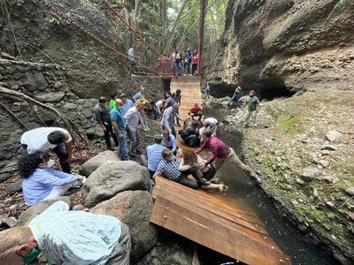 Colapsa puente colgante en Cuernavaca y caen alcalde, esposa y funcionarios (Video)