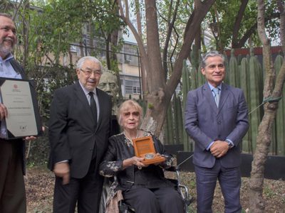 La filósofa Juliana González es homenajeada con la Medalla José Vasconcelos