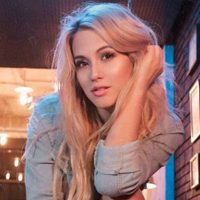 ¿Lleva algo debajo? Flor Vigna intenta taparse con lo poco que tiene ¡Paro cardíaco!