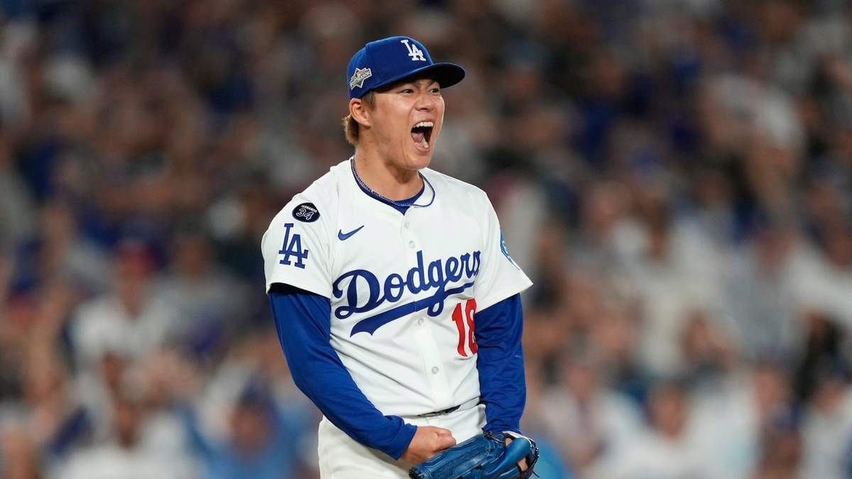 El japonés Yoshinobu Yamamoto, de los Dodgers de Los Ángeles, festeja tras ponchar al dominicano Elly de la Cruz, de los Rojos