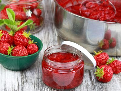 Mermelada de frutillas casera para guardar o vender: el truco para que te dure hasta un año guardada
