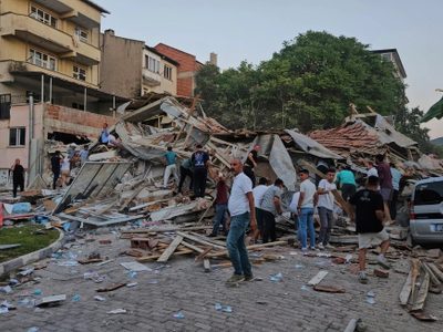 Terremoto de magnitud 6.1 sacude Turquía y provoca el derrumbe de una docena de edificios