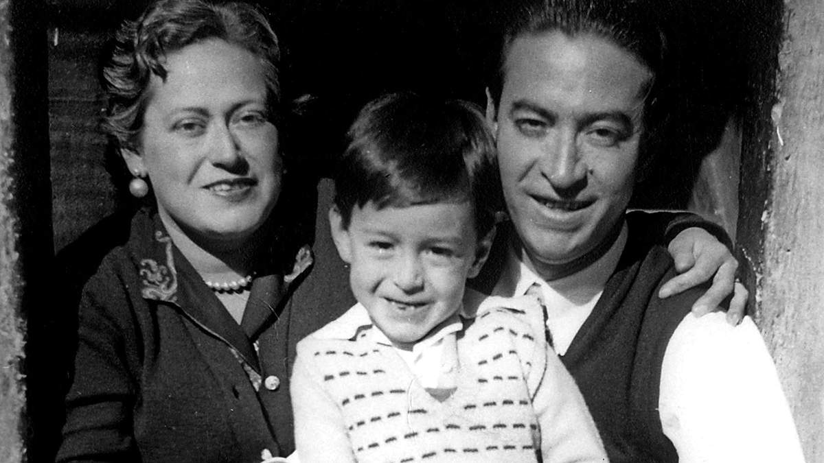 Entre Mireya y Efraín, sus padres (1953).