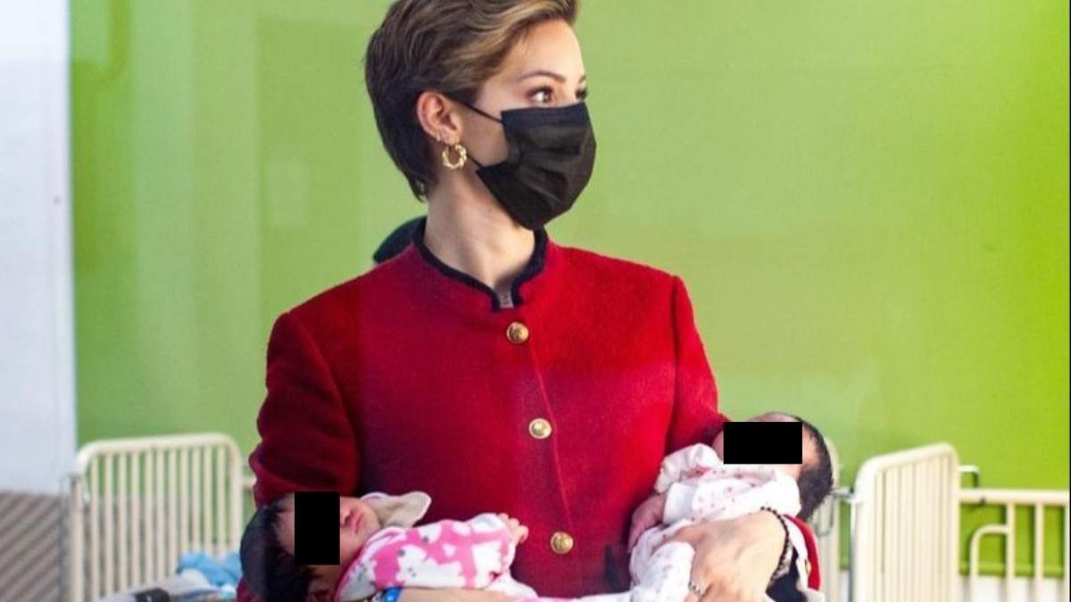 Mariana Rodríguez con dos bebés