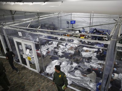 Instalaciones fronterizas de EU para niños migrantes mejoran, pero se necesita más, dice informe