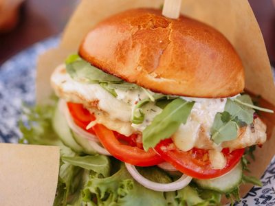 Hamburguesa de pollo casera y ligera: la receta rápida con el truco que la hace más jugosa y deliciosa