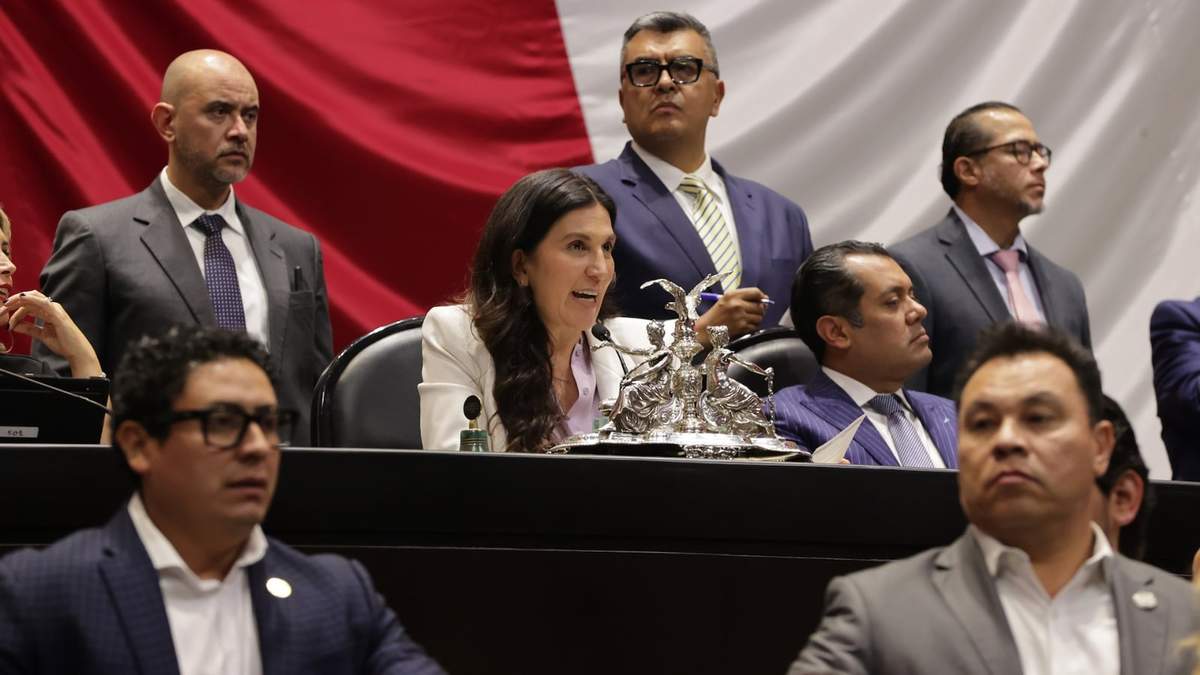 Kenia López Rabadán y Sergio Gutiérrez Luna en la Mesa Directiva