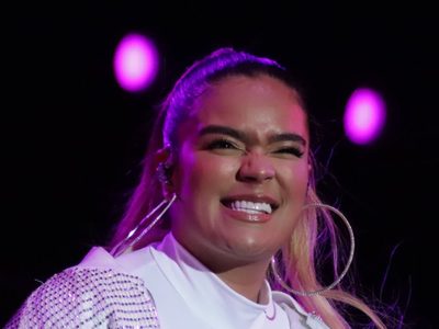 ¡IMPERDIBLE! Karol G es furor en redes por… ¡Manejar una lancha! ¿Nuevo hobby?