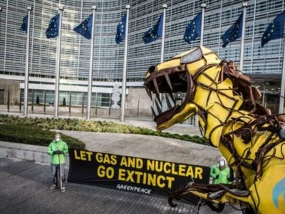 Greenpeace instala un “Taxonosaurus” ante la Comisión Europea contra la inclusión de gas y energía nuclear