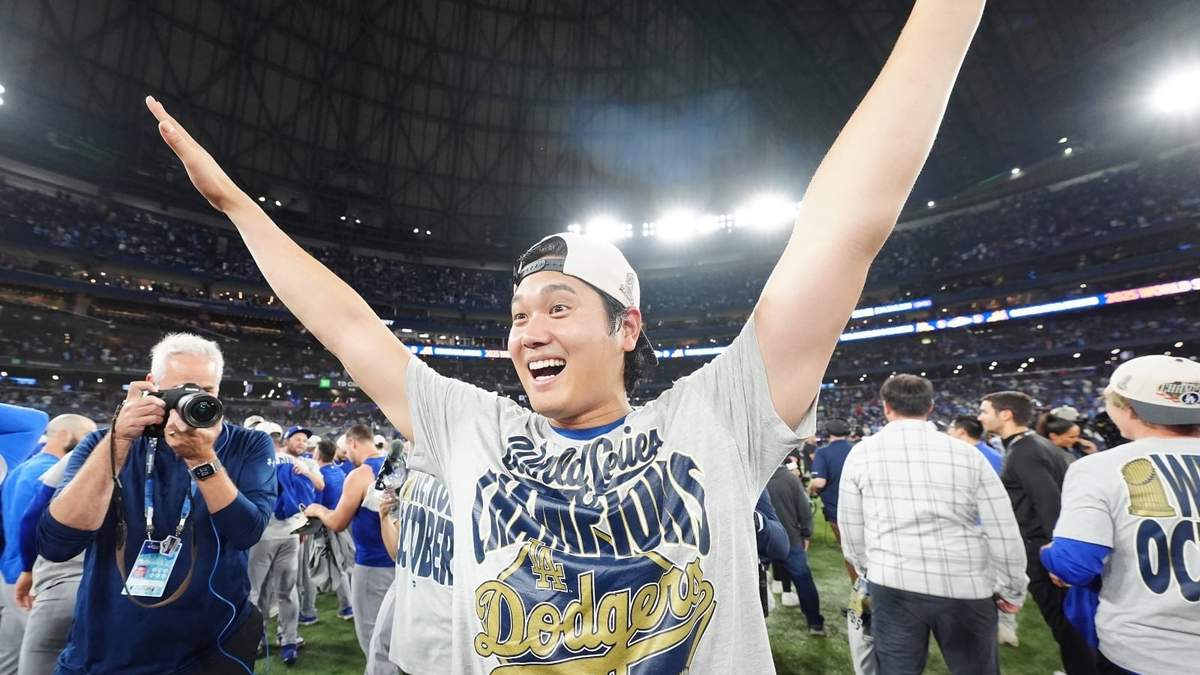 Shohei Ohtani de los Dodgers de Los Ángeles celebra después de que vencieron a los Azulejos de Toronto en el juego 7 de la Serie Mundial el sábado 1 de noviembre