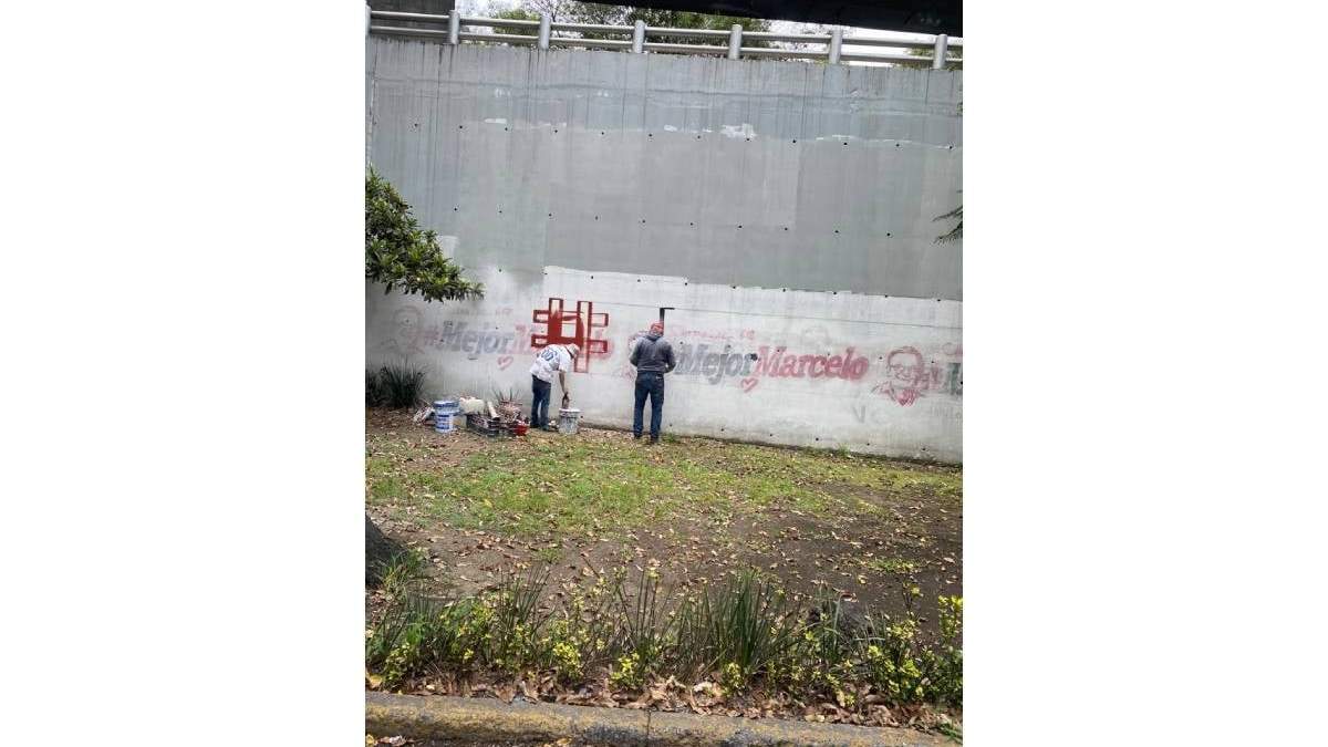 La barda intervenida con propaganda