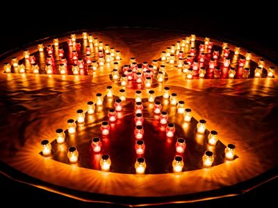 Una ciudad ucraniana aún se reúne para la vigilia de medianoche en memoria de Chernóbil