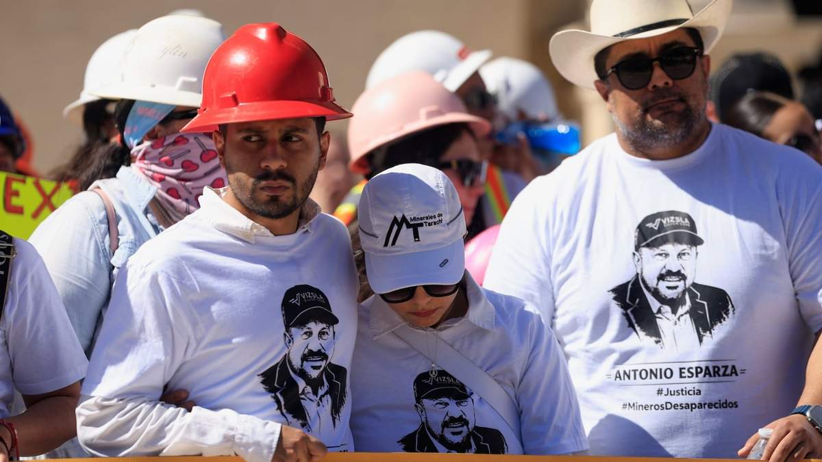 Familiares de Antonio Esparza, uno de los 10 mineros secuestrados en el vecino estado de Sinaloa, realizan una marcha de protesta en Hermosillo, México, el sábado 14 de febrero