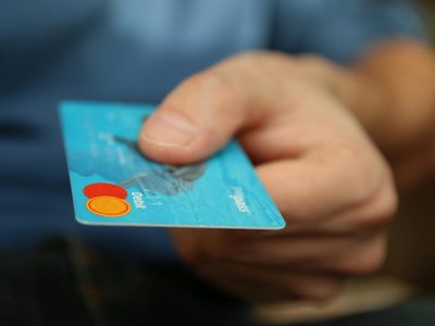 Más deudas y atraso para pagar la tarjeta: cómo llegan a fin de mes las familias