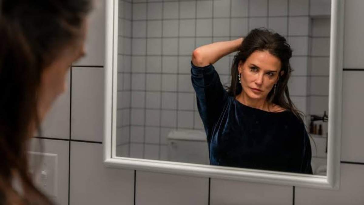 En esta imagen proporcionada por Mubi, Demi Moore en una escena de "The Substance"