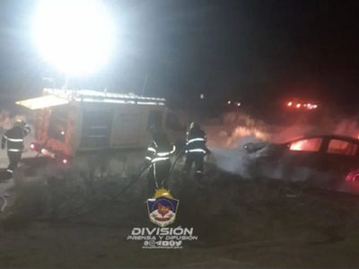 Un auto conducido por un menor de edad se incendió luego de volcar en la ruta