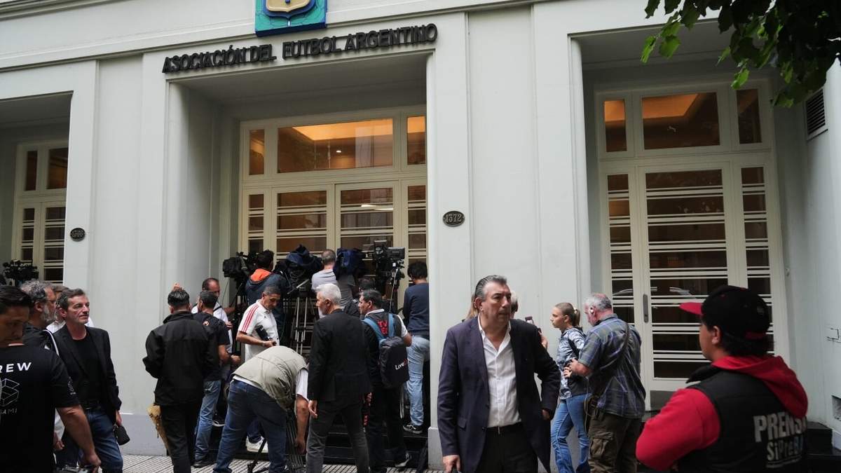 Periodistas se reúnen afuera de la sede de la Asociación del Fútbol Argentino (AFA) que está siendo allanada como parte de una investigación judicial sobre los vínculos que las autoridades alegan que la AFA tiene con una empresa de servicios financieros que está siendo investigada por presunto lavado de dinero en Buenos Aires, Argentina