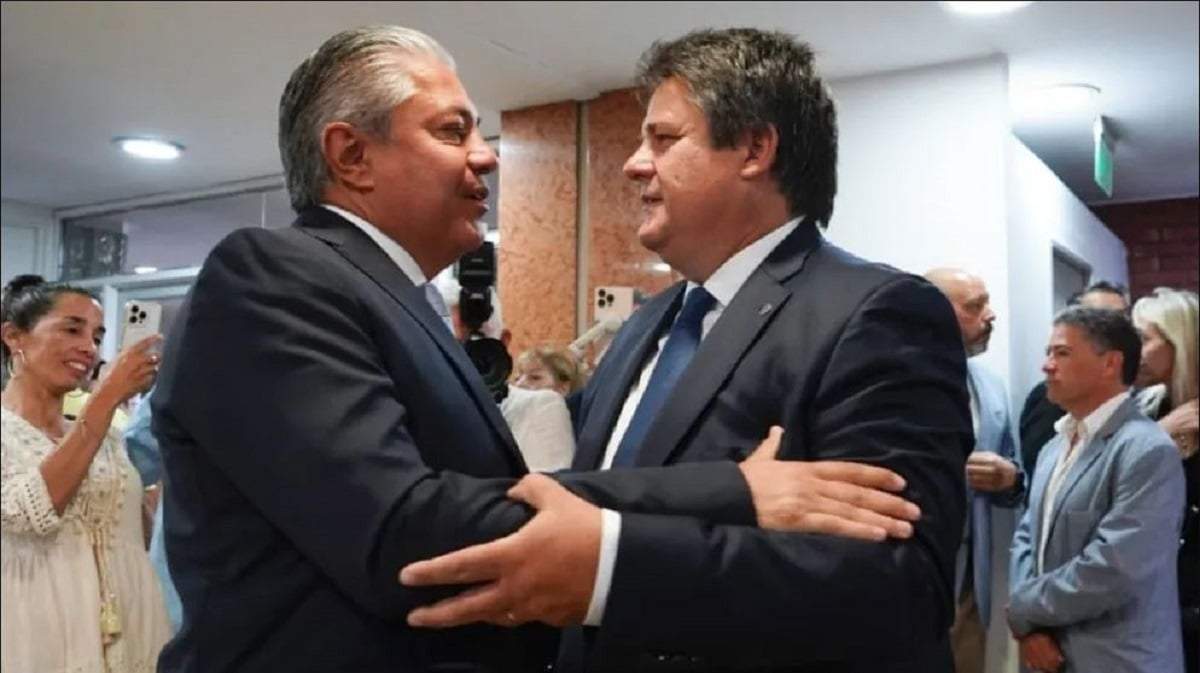 El abrazo del gobernador de Neuquén, Rolando Figueroa y el intendente de la capital, Mariano Gaido. Fuente: (Gobierno de Neuquén)