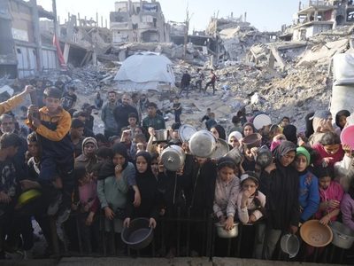 Gente desesperada en Gaza lucha por conseguir alimentos mientras Israel bloquea la ayuda