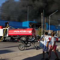 Un incendio de grandes dimensiones consumió el depósito de una empresa de transporte