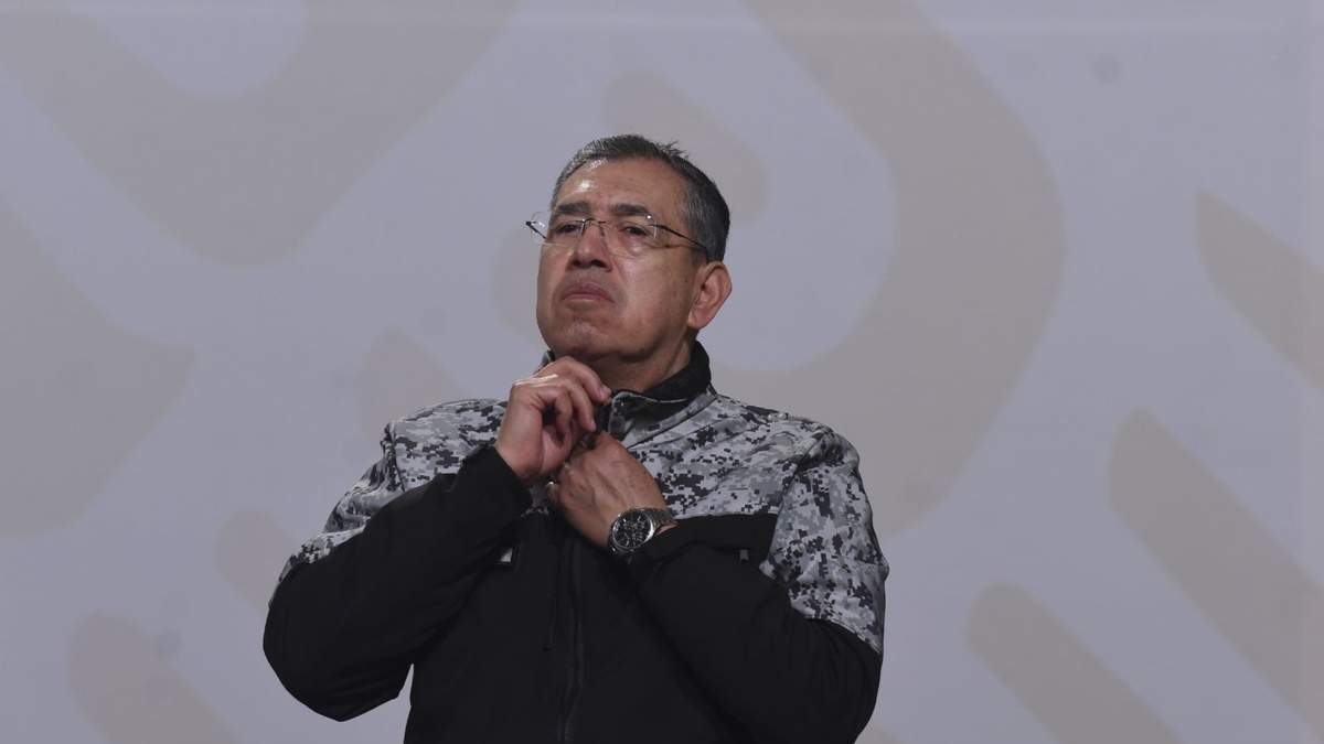 Ingresó como cadete al Heroico Colegio Militar en 1973, graduándose como Subteniente de Infantería en 1977