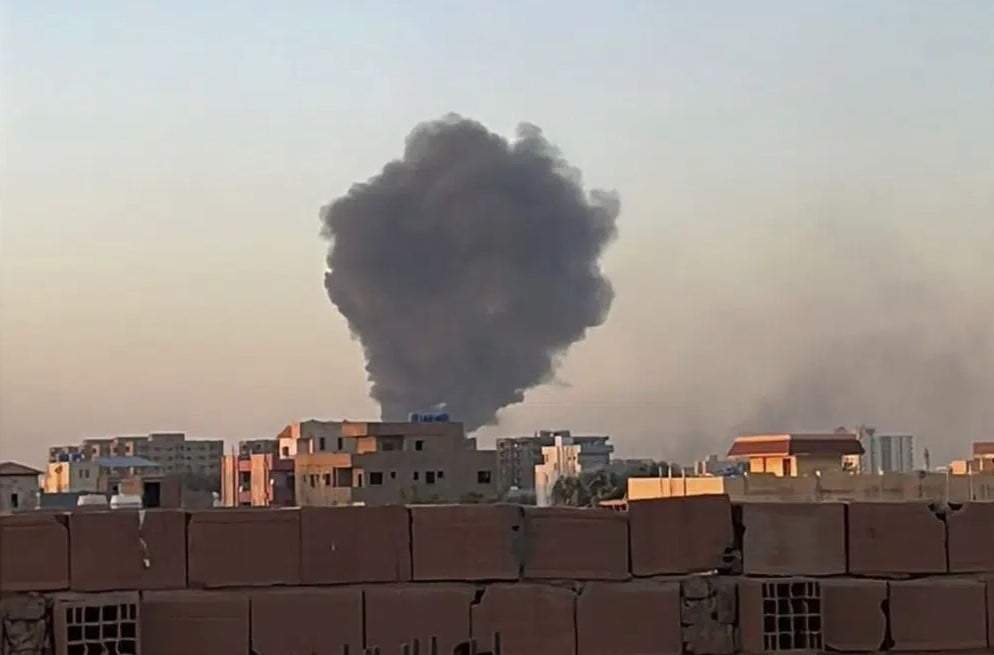 En esta fotografía proporcionada por Maheen S , humo se eleva en el cielo de Jartum, Sudán, cerca del Hospital Internacional Doha