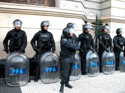 Polémica medida para regular el uso de armas de las fuerzas de seguridad