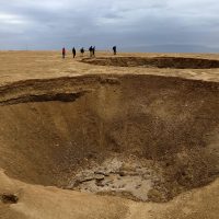 "Una revancha de la naturaleza": el mar Muerto deja impactantes cráteres al secarse